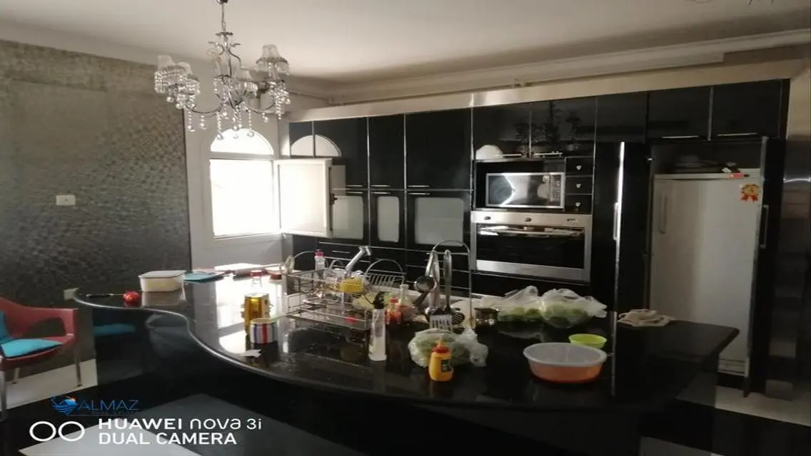 شقة فاخرة للإيجار بمساحة واسعة