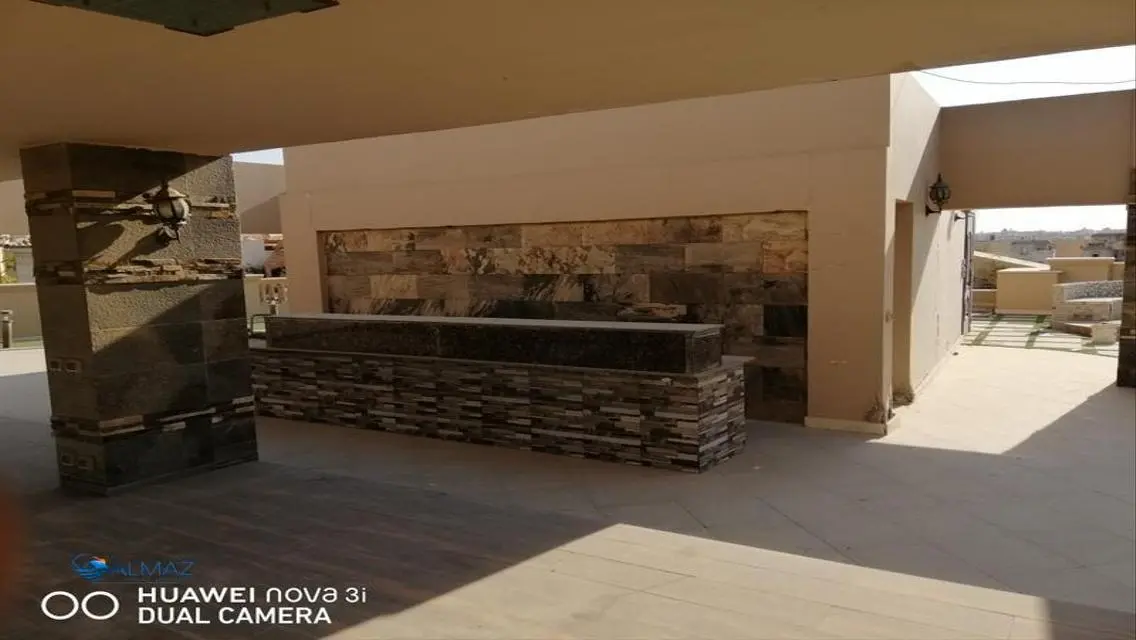 شقة فاخرة للإيجار بمساحة واسعة