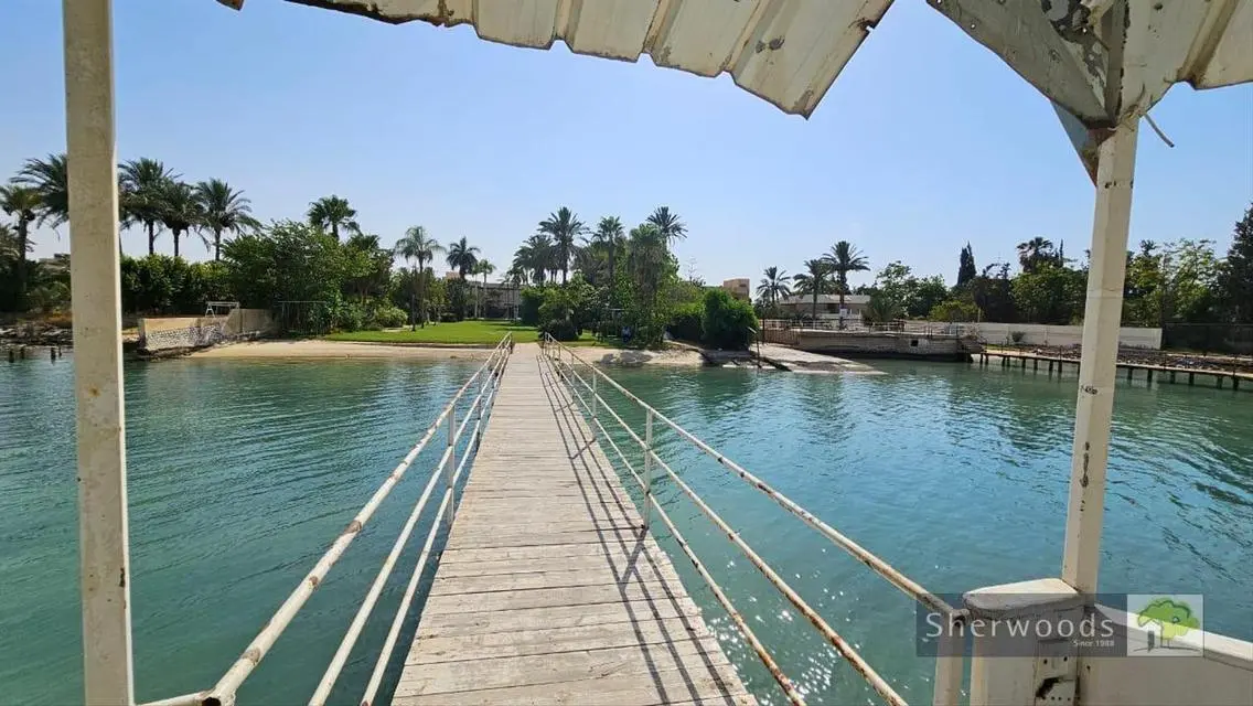 فيلا فاخرة للبيع بمساحة كبيرة