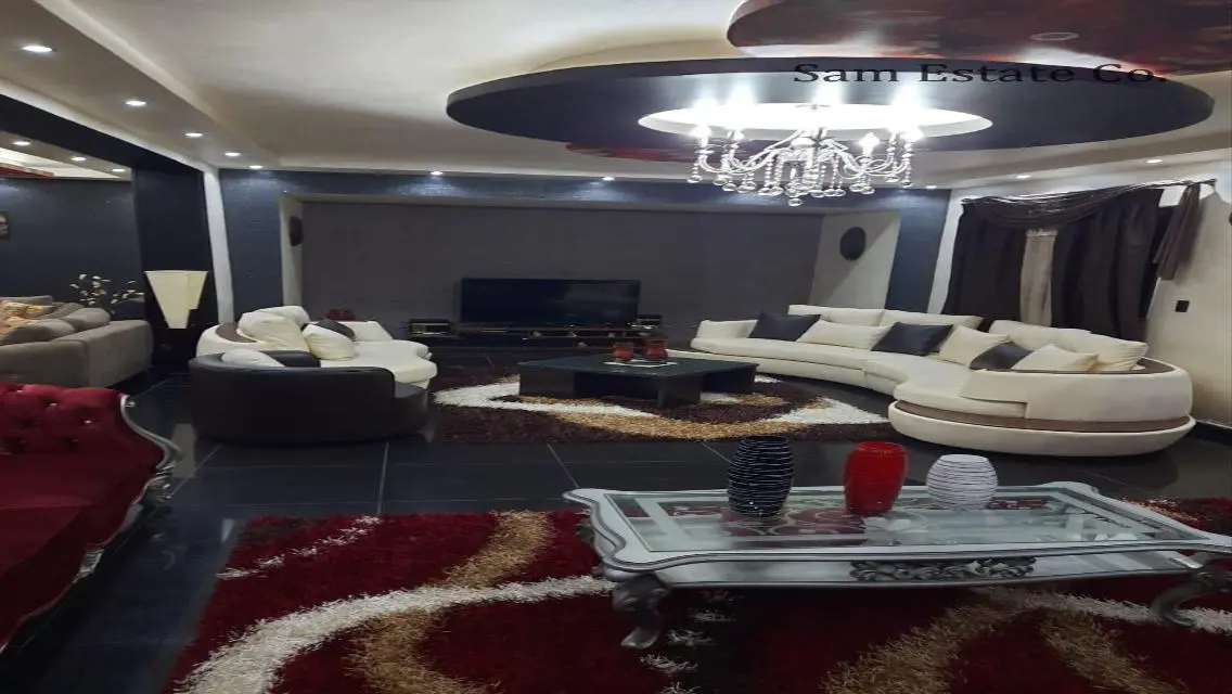 فيلا رائعة للبيع مع مسبح وحديقة خاصة
