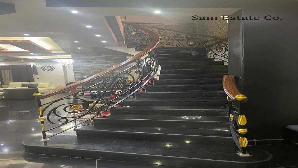 فيلا رائعة للبيع مع مسبح وحديقة خاصة
