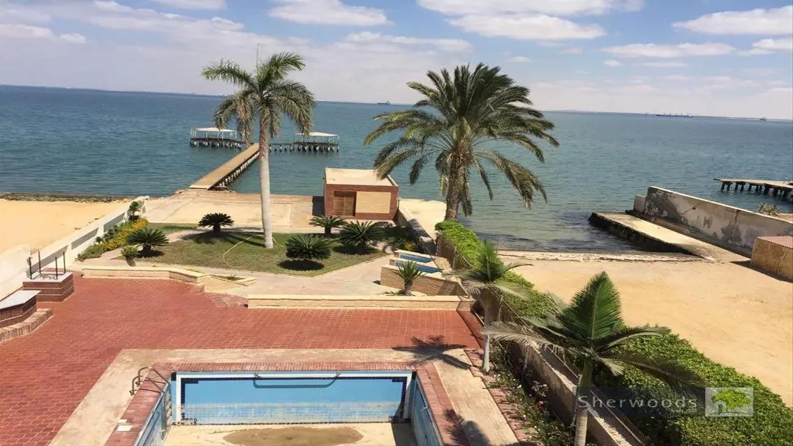 فيلا فاخرة بمساحة كبيرة مع حديقة خاصة