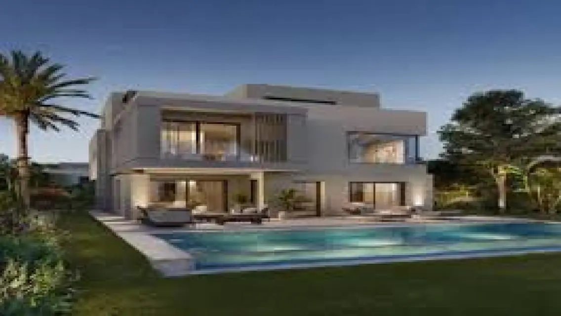 Luxury Apartment Overlooking Lakes at an Attractive Price