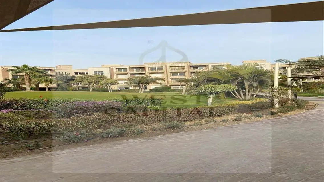 فيلا فاخرة مع حديقة خاصة ومسبح مشترك