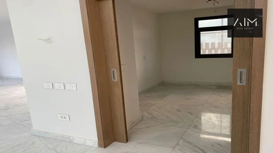 شقة فاخرة مع حديقة خاصة وغرفة خادمة للبيع