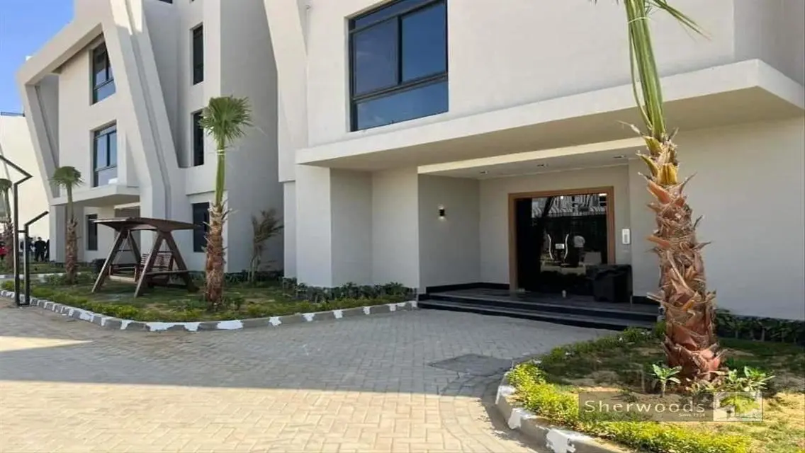 Stunning Apartment with Lake View and Excellent Amenities
