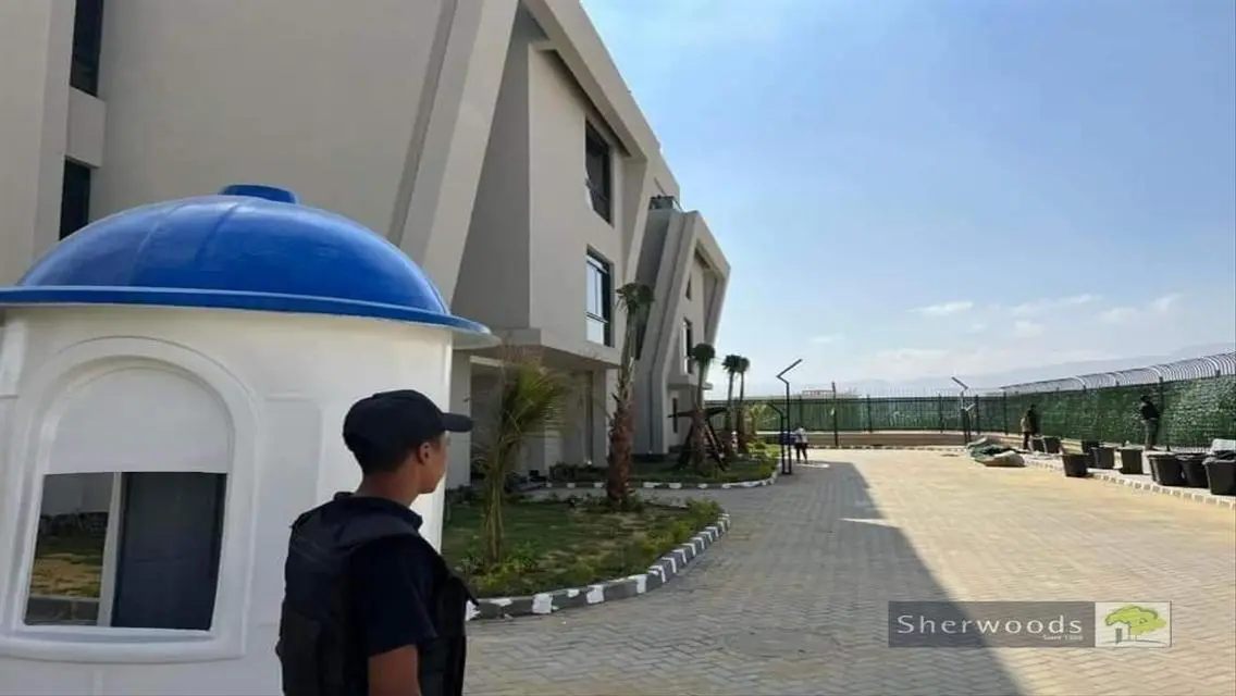 Stunning Apartment with Lake View and Excellent Amenities