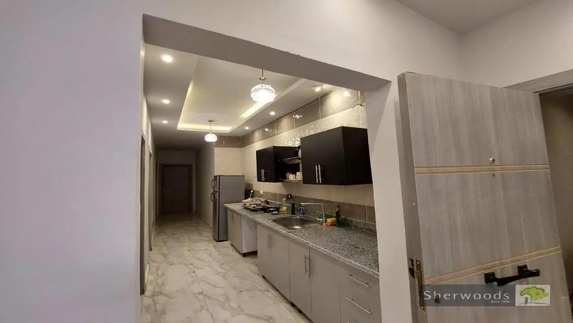 Stunning Apartment with Lake View and Excellent Amenities