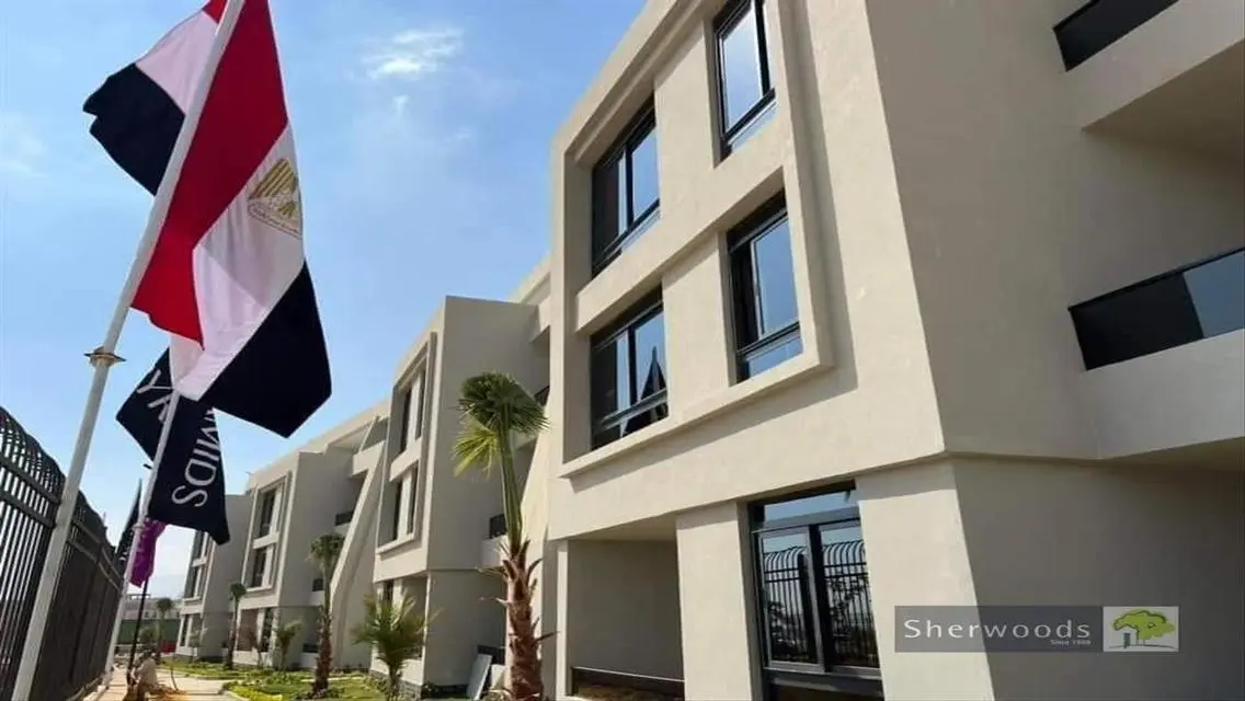 Stunning Apartment with Lake View and Excellent Amenities