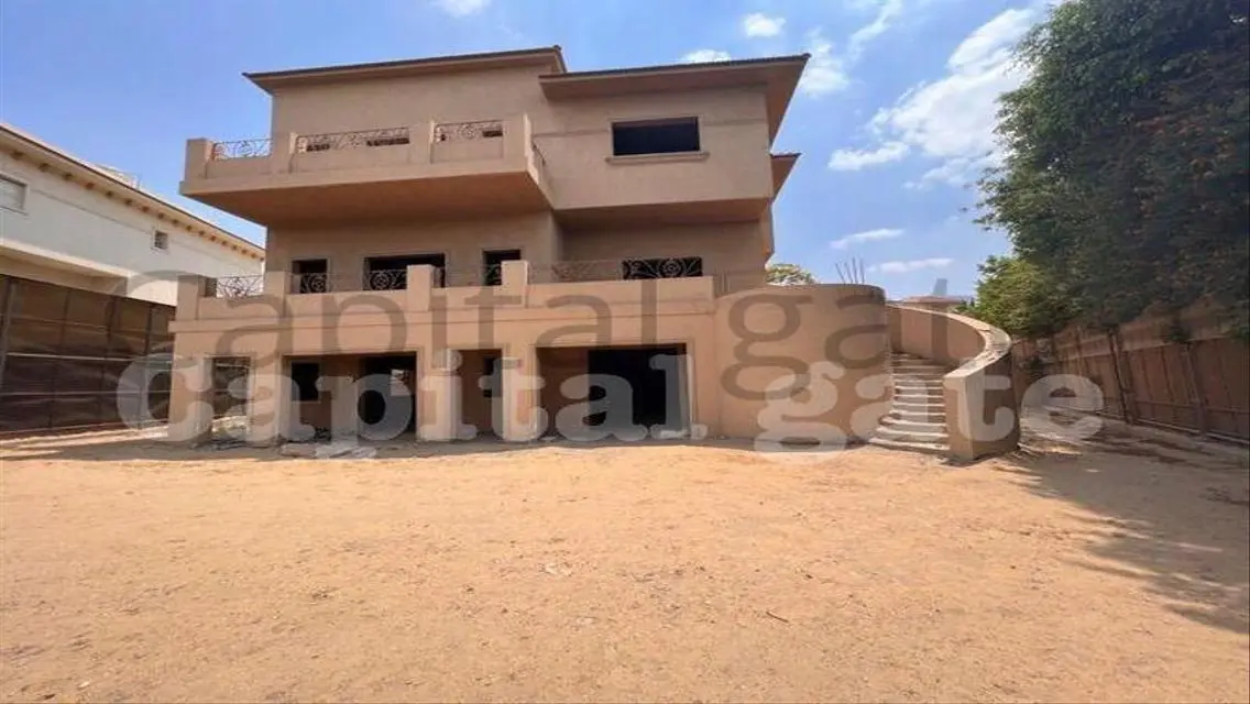 فيلا فاخرة مطلة على معلم رئيسي