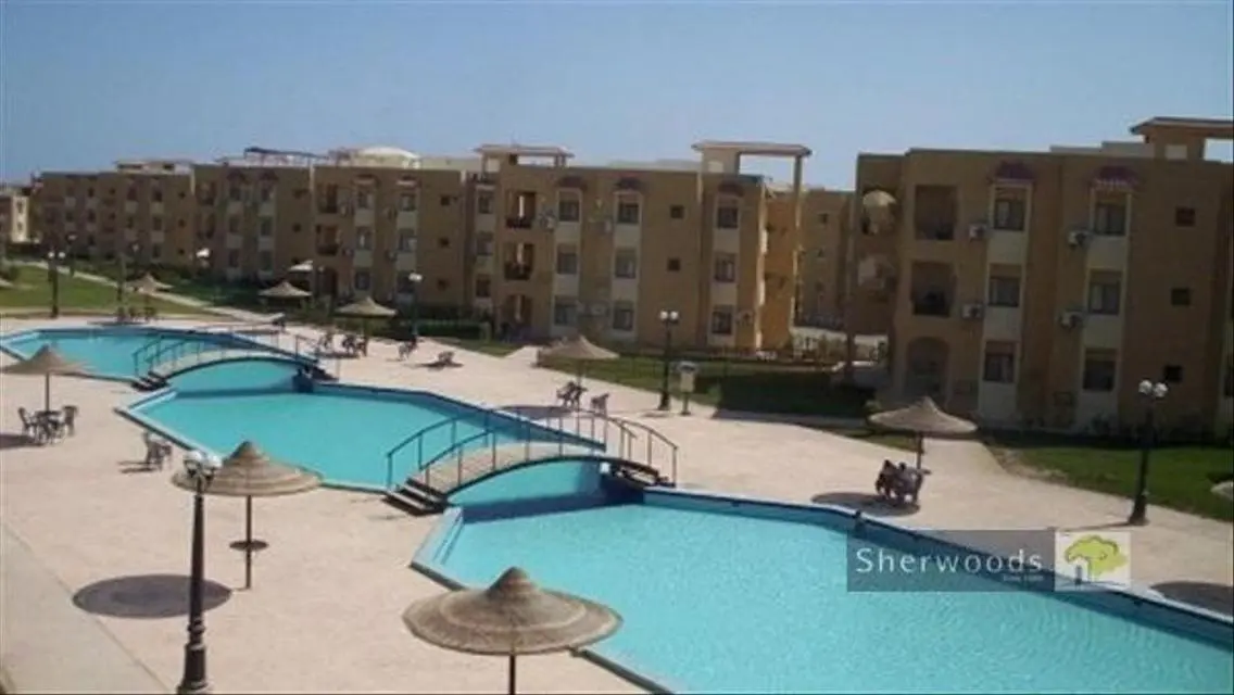 شقة رائعة بحديقة خاصة ومسبح للأطفال للبيع
