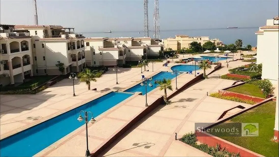 شقة رائعة بحديقة خاصة ومسبح للأطفال للبيع