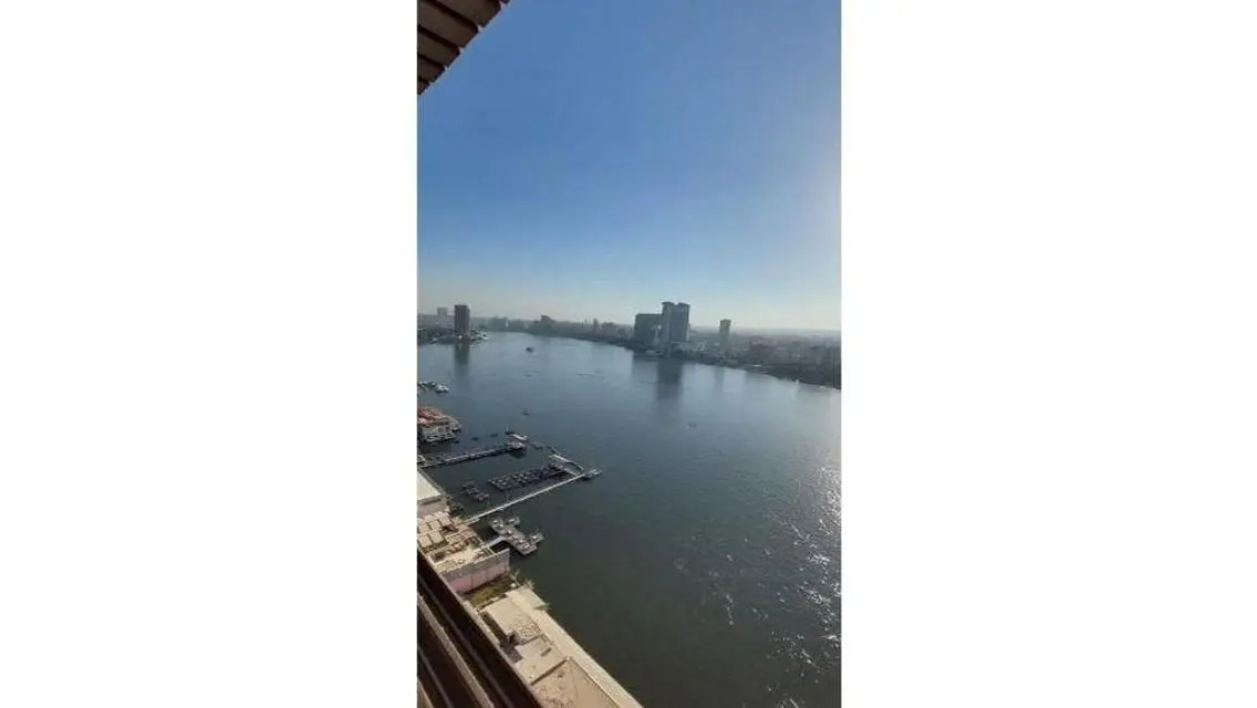 فيلا فاخرة مطلة على البحيرات بمساحة شاسعة