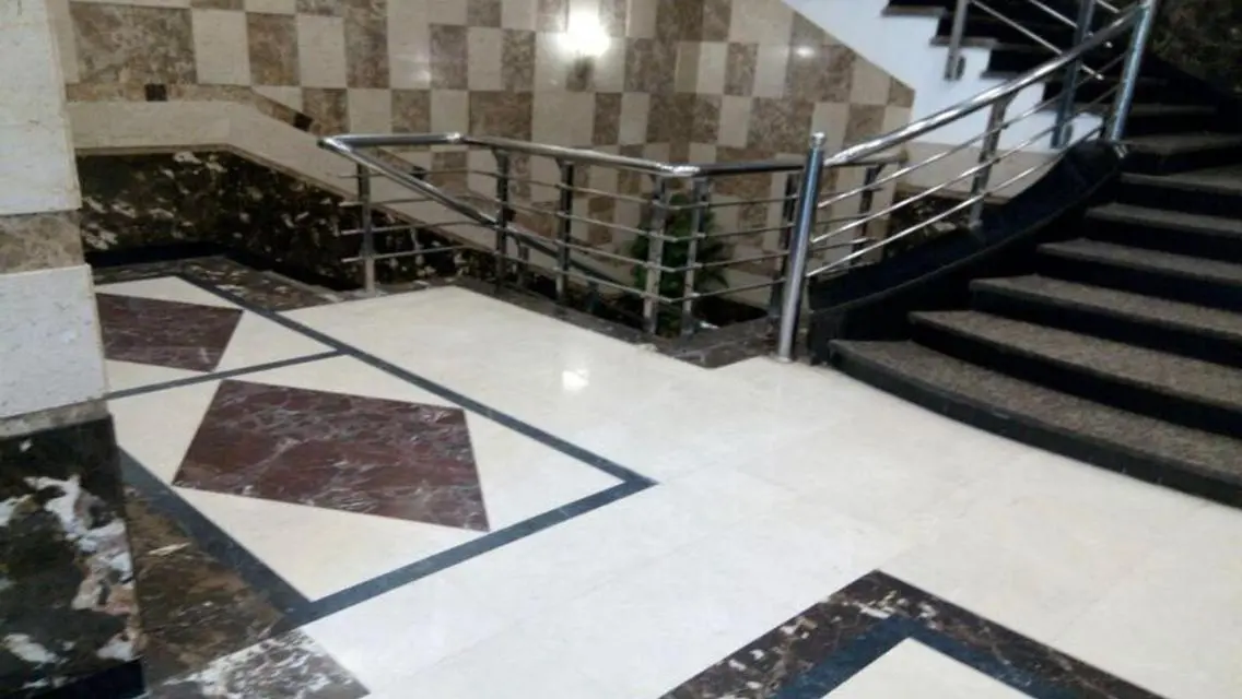 وحدة سكنية عصرية بمساحة واسعة في قلب المدينة
