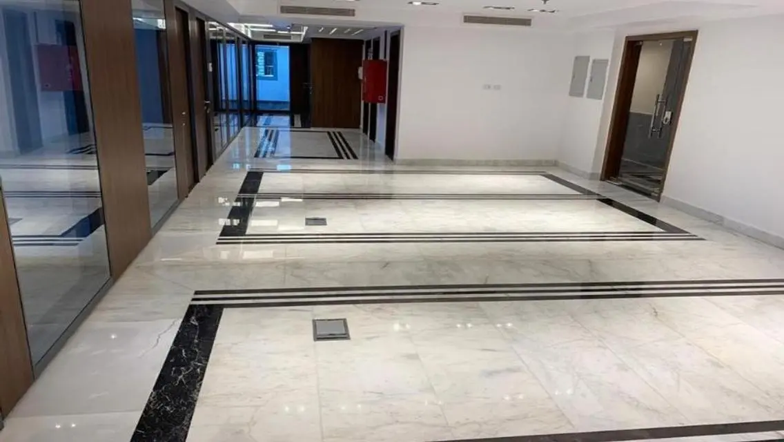 وحدة سكنية عصرية بمساحة واسعة في قلب المدينة