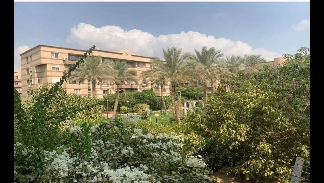 فيلا فاخرة مع حديقة خاصة وحارس أمن