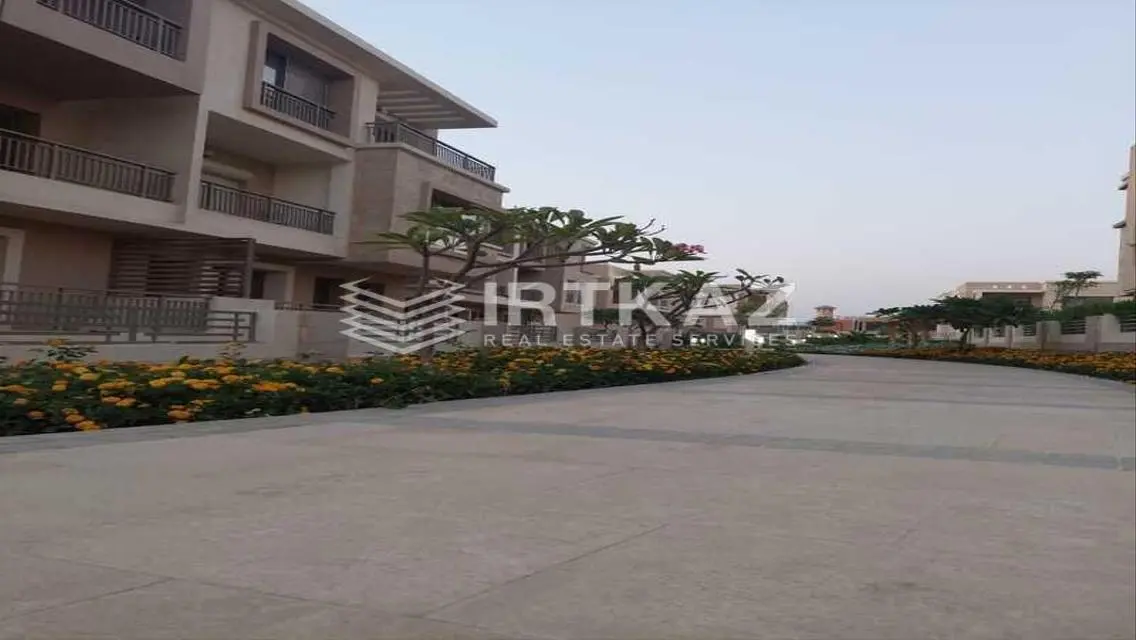 Luxury Apartment with Spacious Lake View