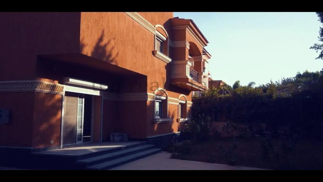 Luxury 5 Bedroom Villa with Private Garden and Pool