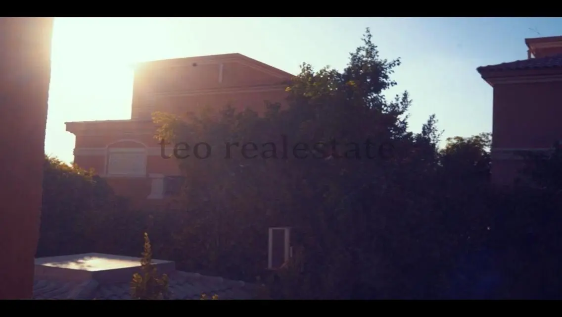 Luxury 5 Bedroom Villa with Private Garden and Pool