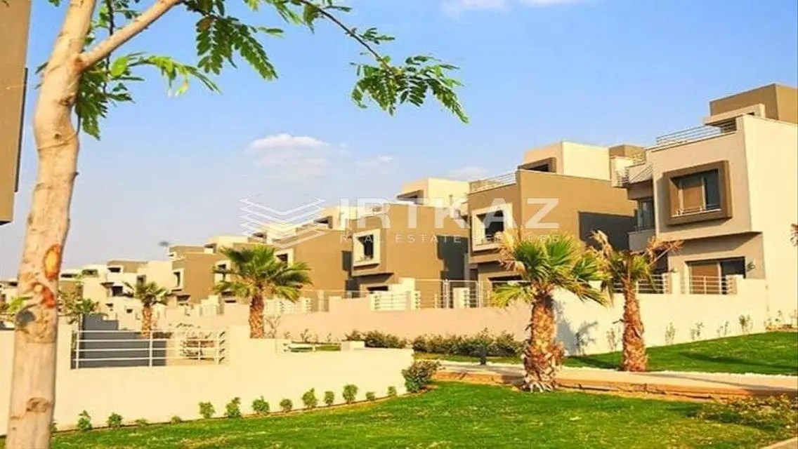 شقة فاخرة للبيع بمساحة واسعة في مشروع سكني متكامل