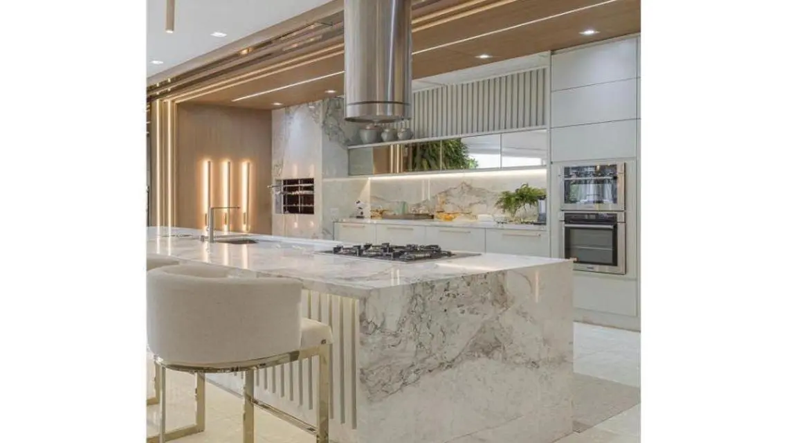 Luxury Apartment with Stunning Lake View