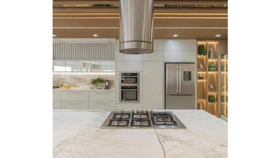 Luxury Apartment with Stunning Lake View