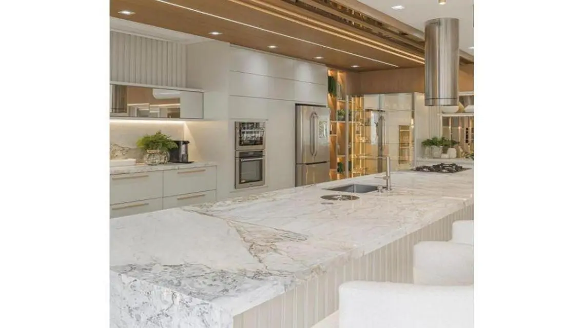 Luxury Apartment with Stunning Lake View