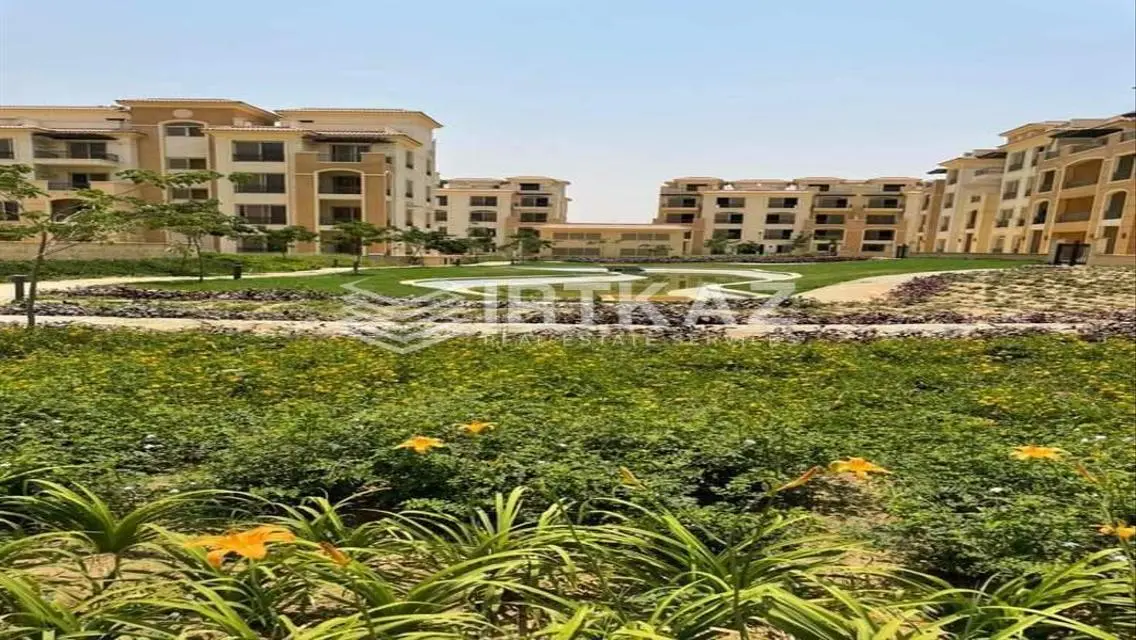 Stunning 6-Bedroom Apartment with Lake View