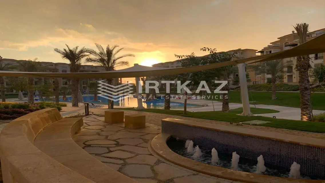 Stunning 6-Bedroom Apartment with Lake View