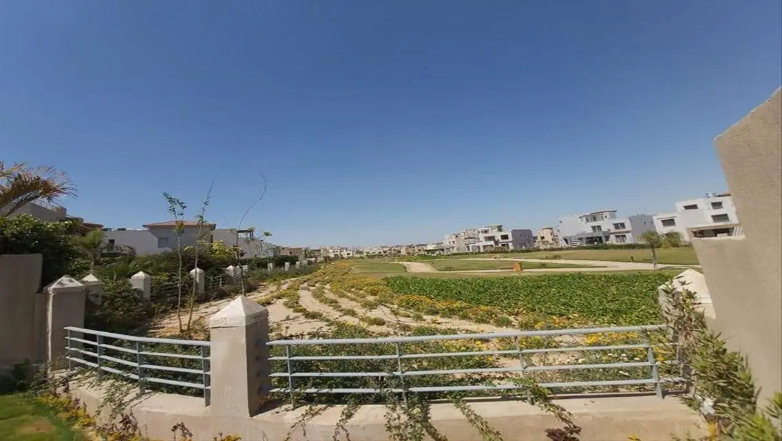 شقة فاخرة بمساحة 1700 متر مع حديقة خاصة