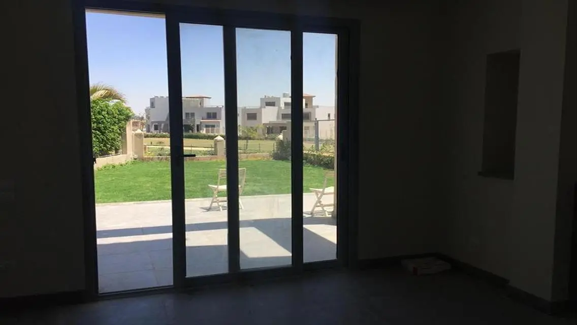 شقة فاخرة بمساحة 1700 متر مع حديقة خاصة