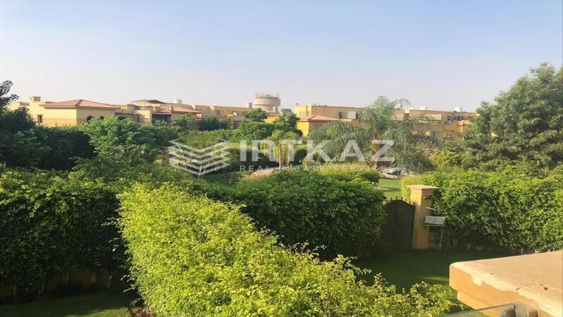 فيلا رائعة للبيع مع إطلالة على البحيرات