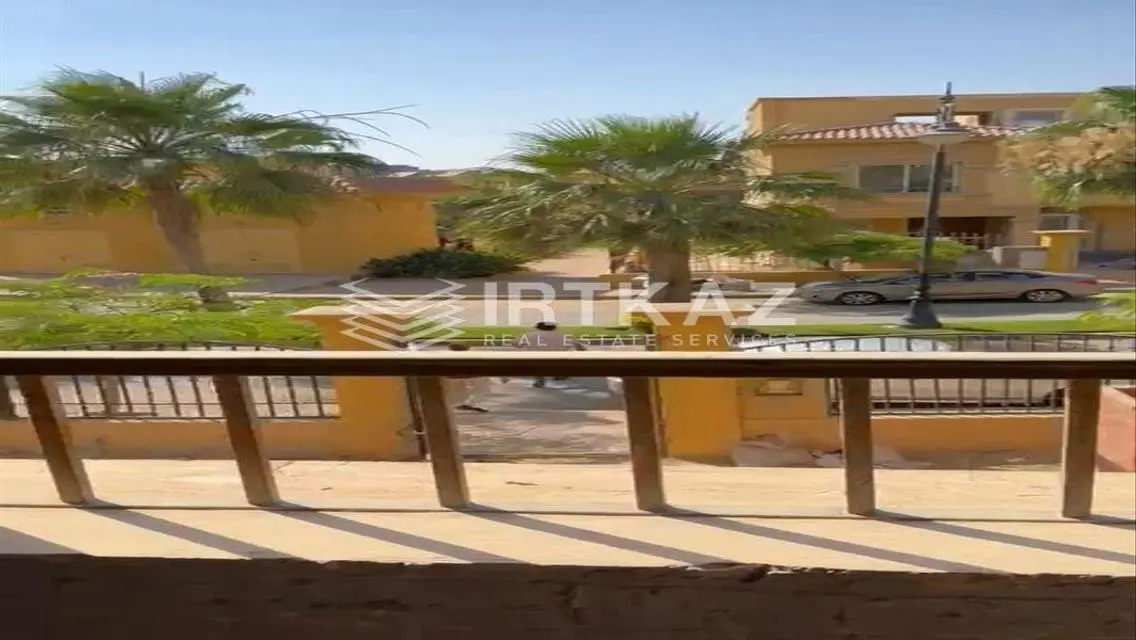 فيلا رائعة للبيع مع إطلالة على البحيرات