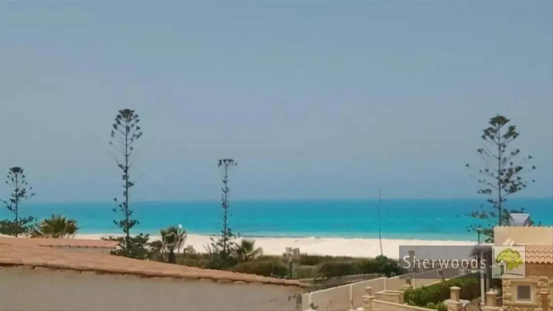 شقة رائعة للبيع بإطلالة على البحيرات