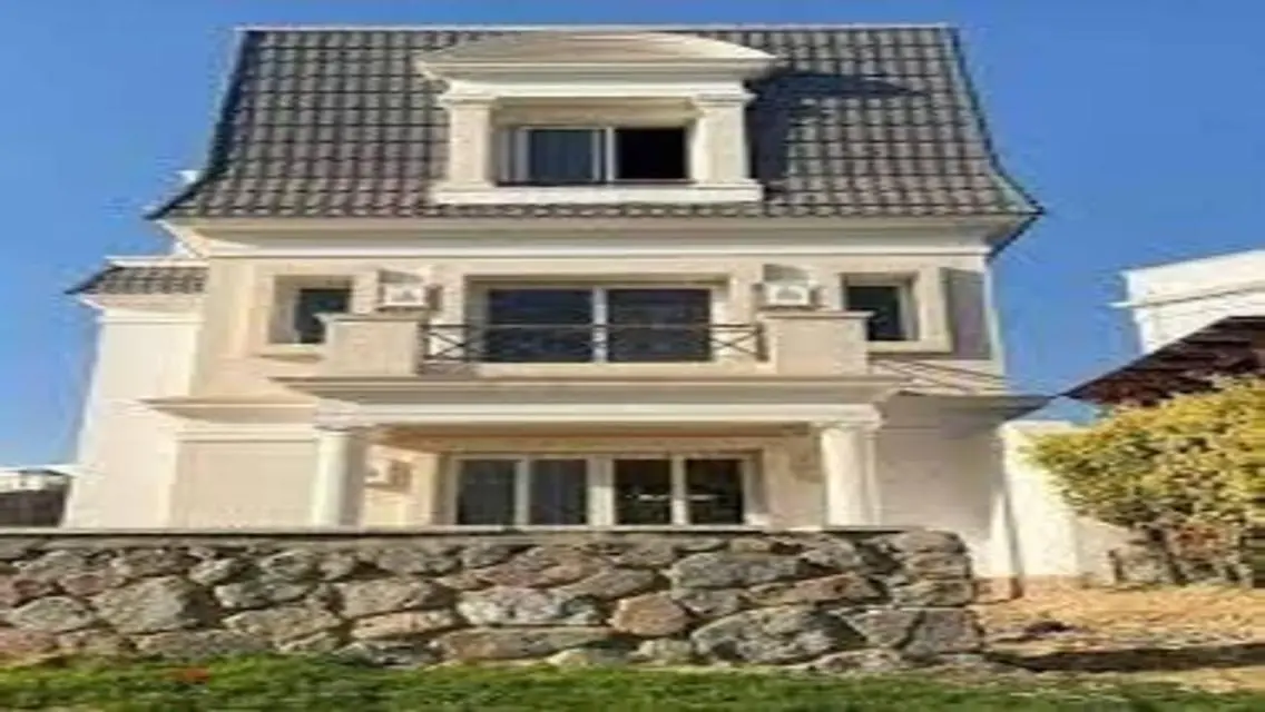 Luxurious 4-Bedroom Apartment with Garden and Pool