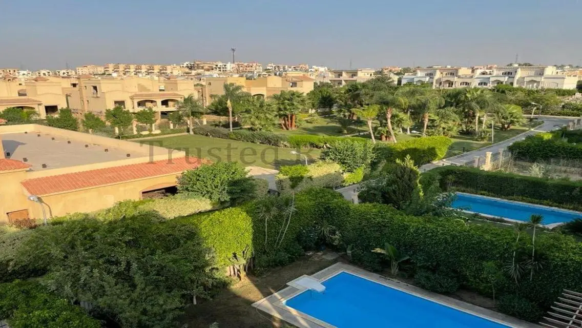 فيلا فاخرة للبيع مع إطلالة على البحيرات