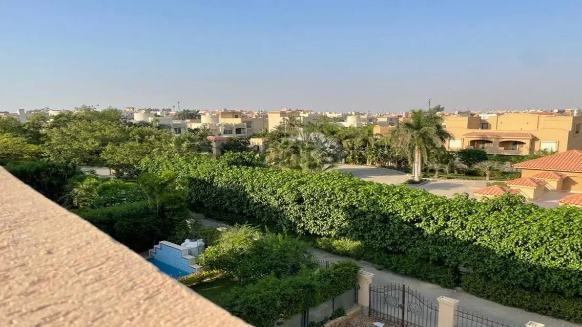 فيلا فاخرة للبيع مع إطلالة على البحيرات
