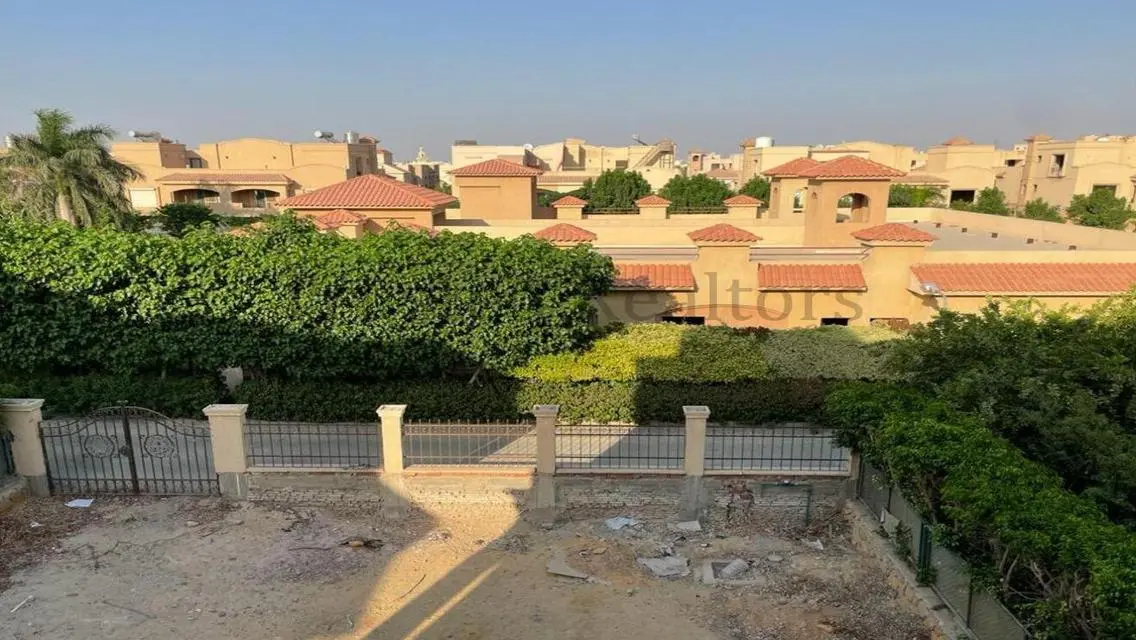 فيلا فاخرة للبيع مع إطلالة على البحيرات
