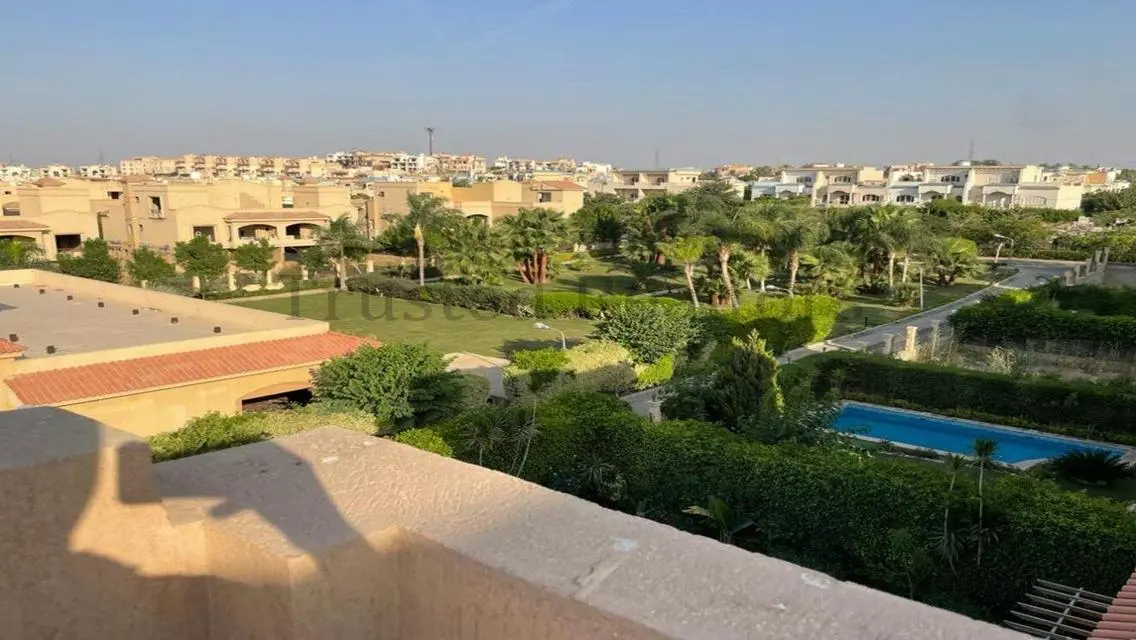 فيلا فاخرة للبيع مع إطلالة على البحيرات