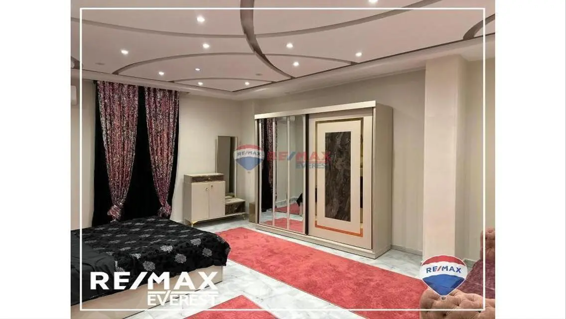 شقة فاخرة مع غرفة دراسة للبيع