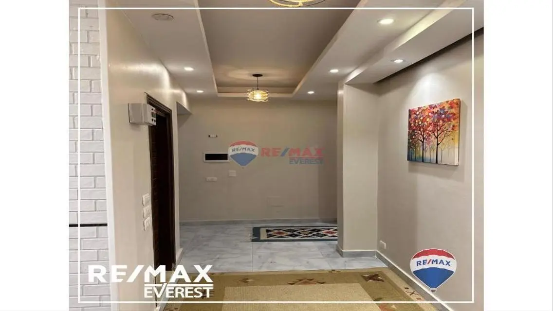 شقة فاخرة مع غرفة دراسة للبيع