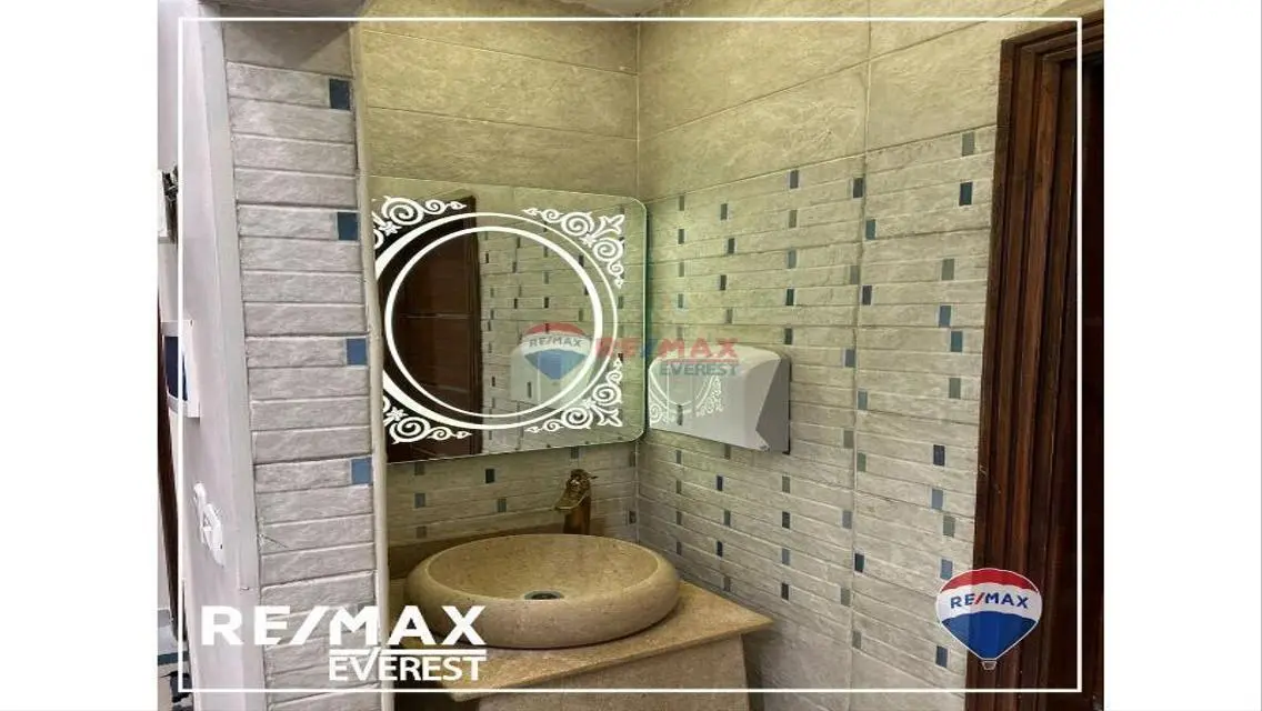 شقة فاخرة مع غرفة دراسة للبيع