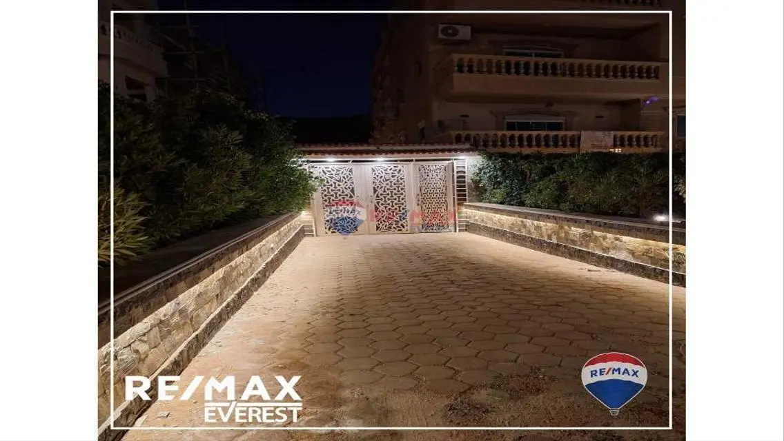 شقة فاخرة مع غرفة دراسة للبيع