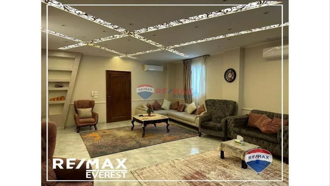 شقة فاخرة مع غرفة دراسة للبيع