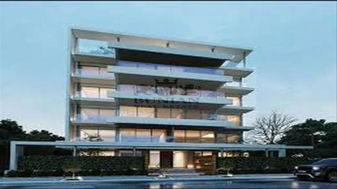 Exceptional House 215 with Spacious Layout and Lake View