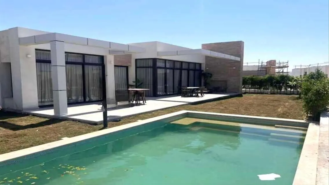 تشطيب فندقي بالتكييفات, على البحر مباشرة, بالتقسيط