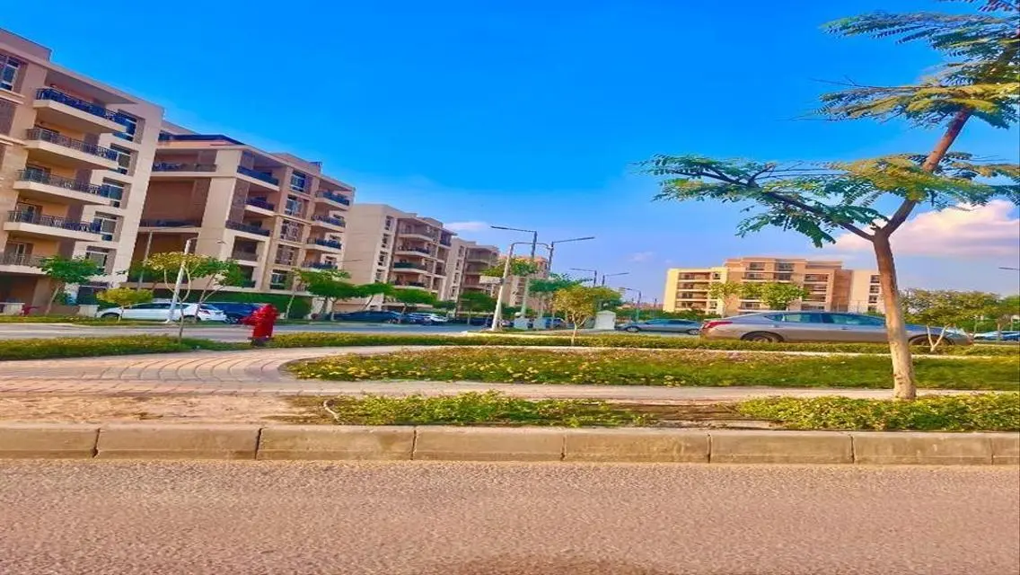 شقة كورنر راقية للبيع بتصميم عصري وموقع مميز