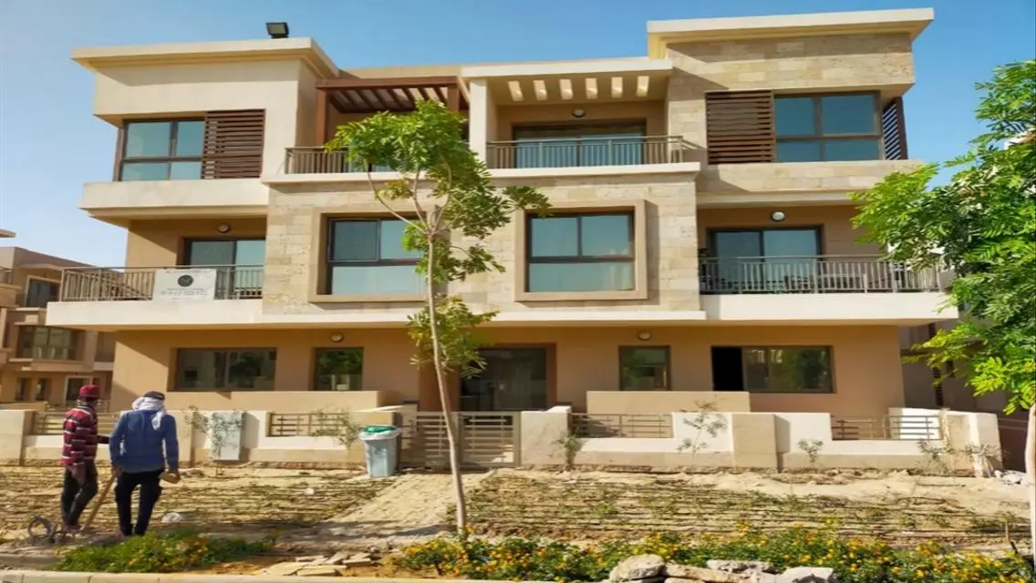 شقة كورنر راقية للبيع بتصميم عصري وموقع مميز