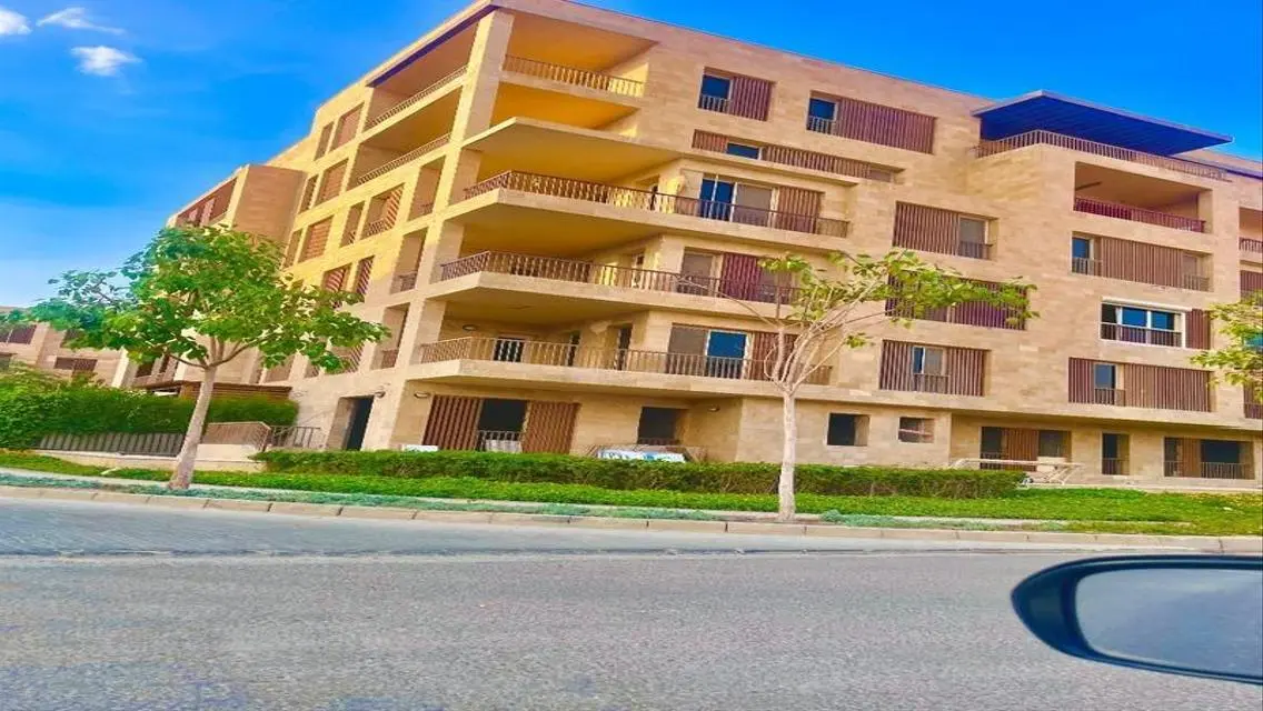 شقة كورنر راقية للبيع بتصميم عصري وموقع مميز