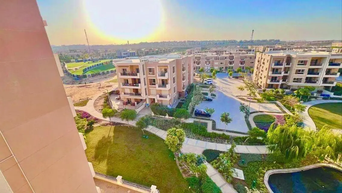 شقة كورنر راقية للبيع بتصميم عصري وموقع مميز